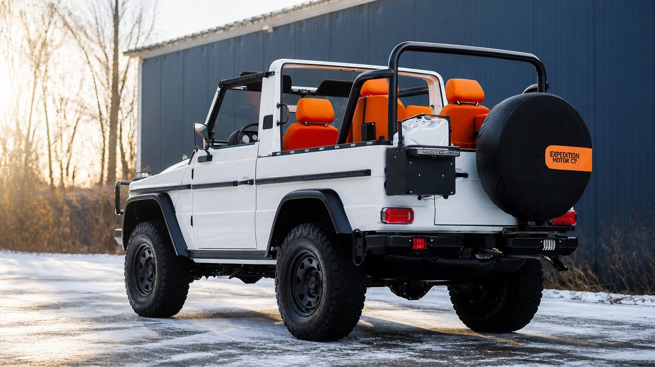 Carro conversível branco com bancos laranja estacionado em área fria com neve no chão.