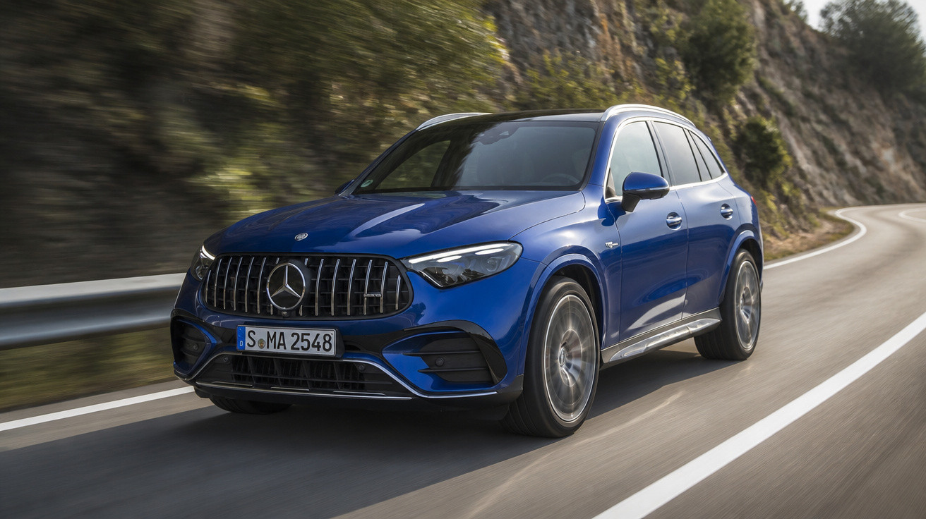 Carro SUV Mercedes-Benz azul em movimento em estrada sinuosa cercada por rochas e vegetação.
