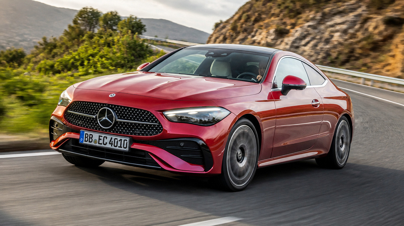Carro Mercedes-Benz vermelho modelo esportivo dirigindo em estrada sinuosa com montanhas ao fundo.