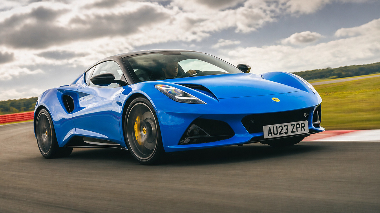 Carro esportivo azul em pista de corrida sob céu nublado em movimento acelerado.