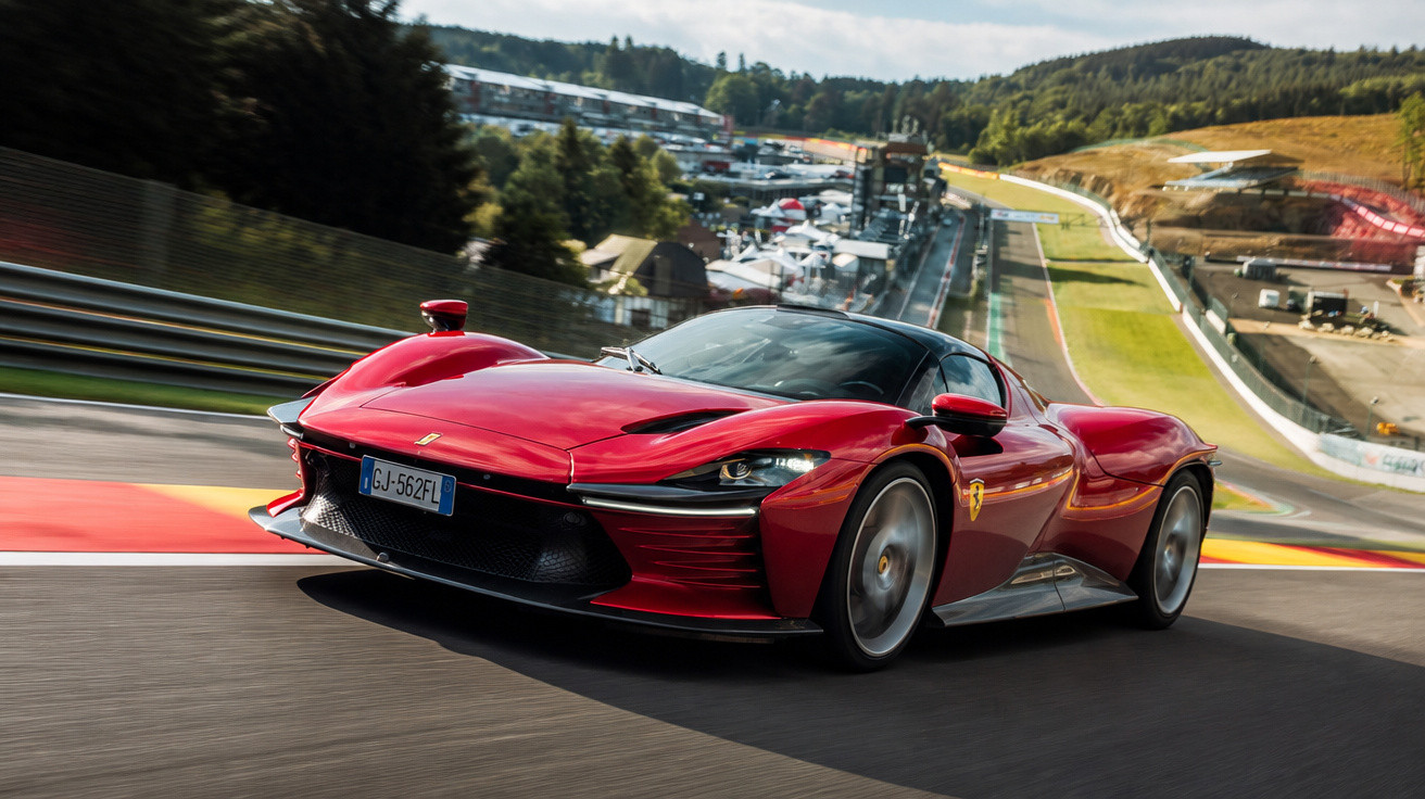 Carro esportivo vermelho Ferrari em alta velocidade em uma pista de corrida ao ar livre.