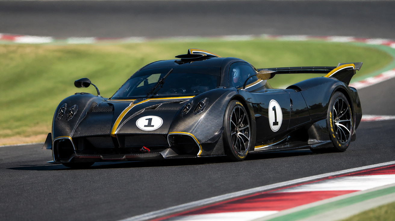 Carro esportivo preto número 1 em pista de corrida, com detalhes em fibra de carbono e amarelo.