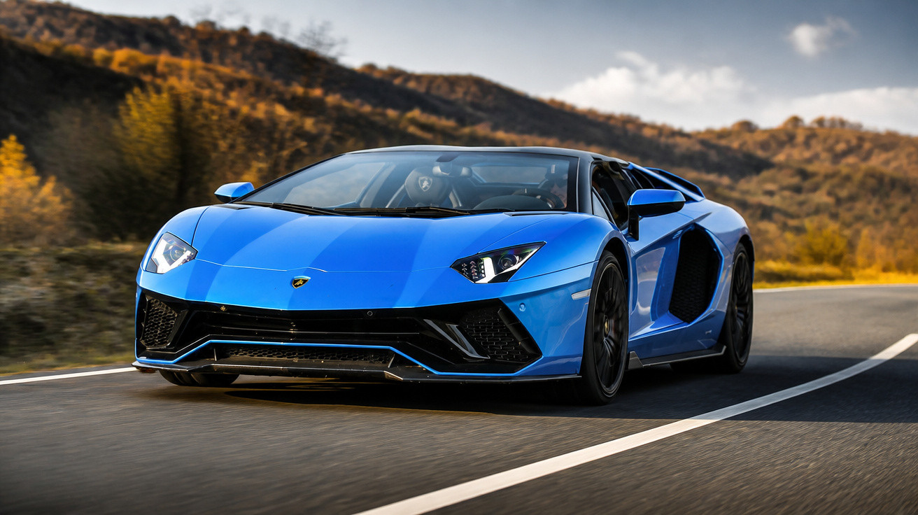 Carro esportivo azul Lamborghini em alta velocidade em estrada sinuosa cercada por montanhas e árvores.