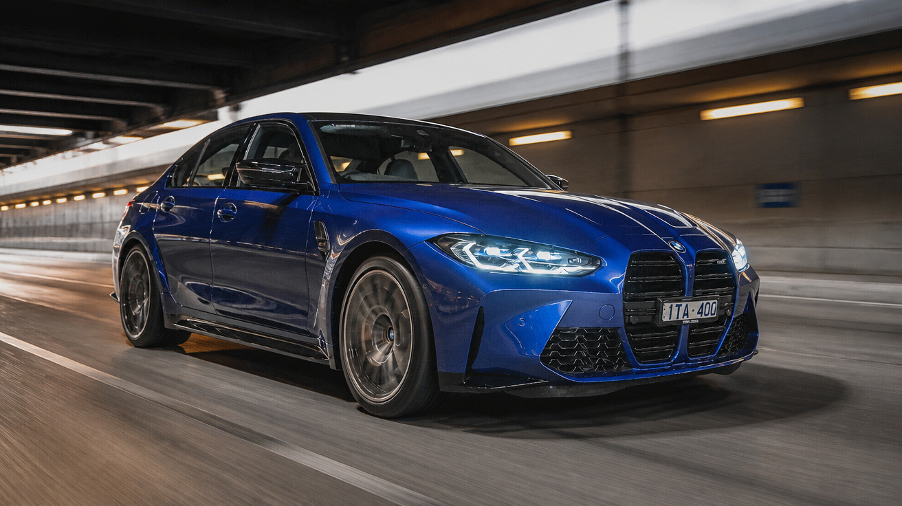 Carro azul esportivo BMW em movimento dentro de túnel urbano com faróis acesos.