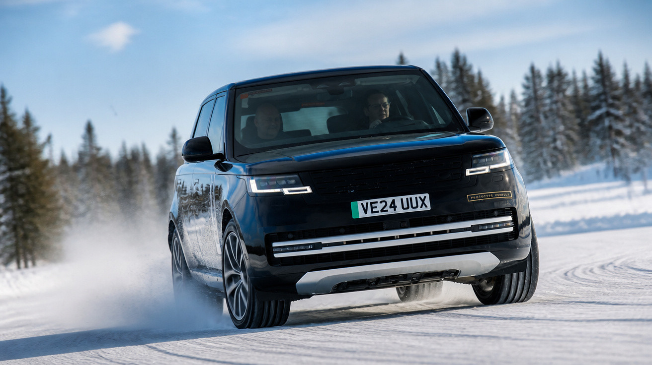 SUV preto dirigindo na neve com árvores ao fundo em dia claro e ensolarado.