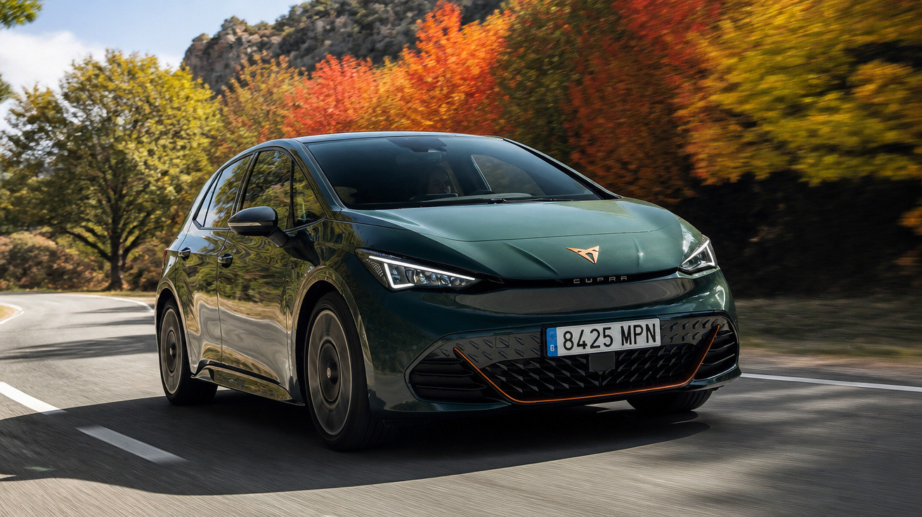 Carro esportivo verde escuro Cupra em estrada sinuosa com árvores de folhas outonais ao fundo.