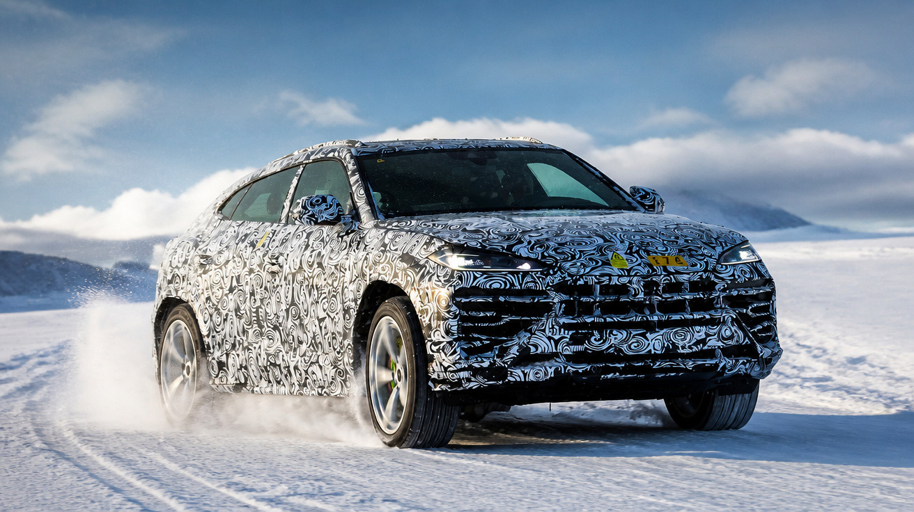 Carro camuflado em teste dirigindo na neve em ambiente aberto com céu parcialmente nublado.