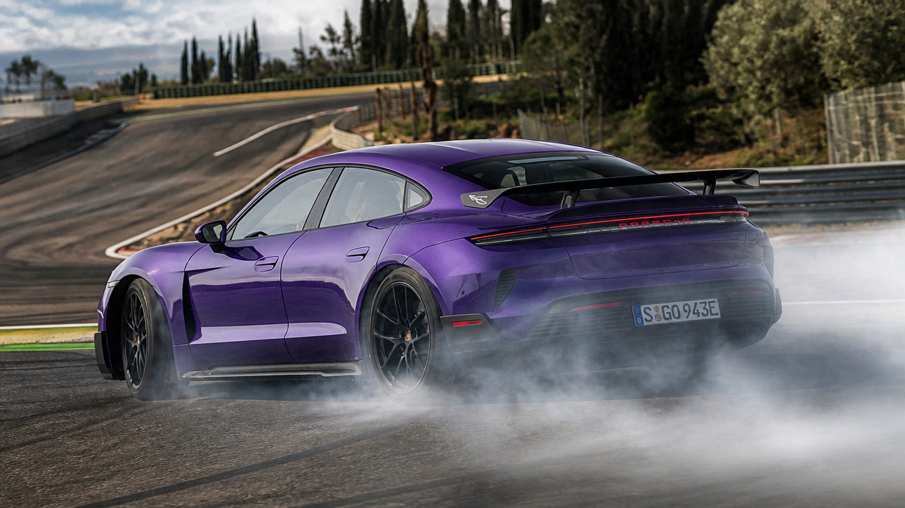 Carro esportivo roxo fazendo curva em pista, com fumaça saindo dos pneus traseiros.