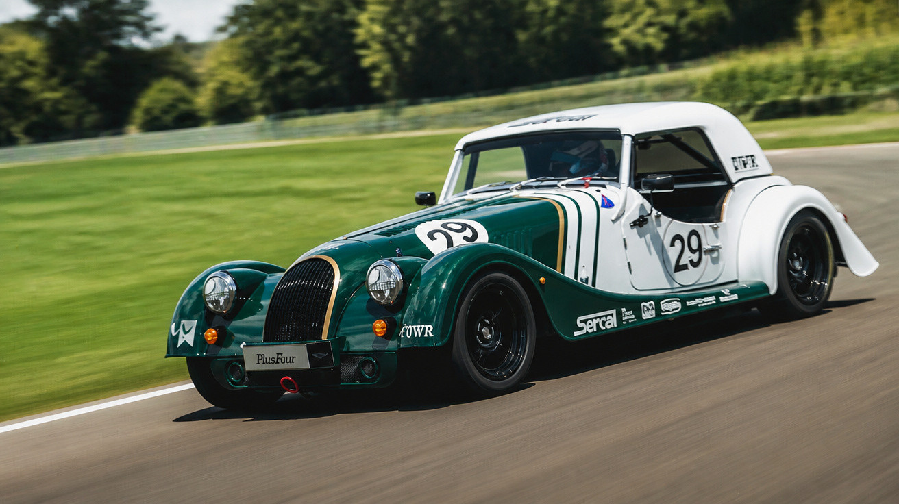 Carro esportivo clássico verde e branco com número 29 em pista de corrida cercada por grama e árvores.