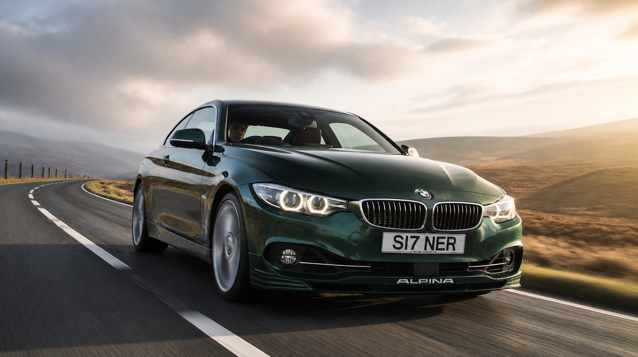 Carro esportivo BMW Alpina verde escuro em estrada sinuosa ao pôr do sol com céu nublado.