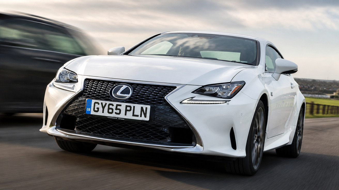 Carro esportivo branco Lexus em movimento na estrada com céu nublado ao fundo.
