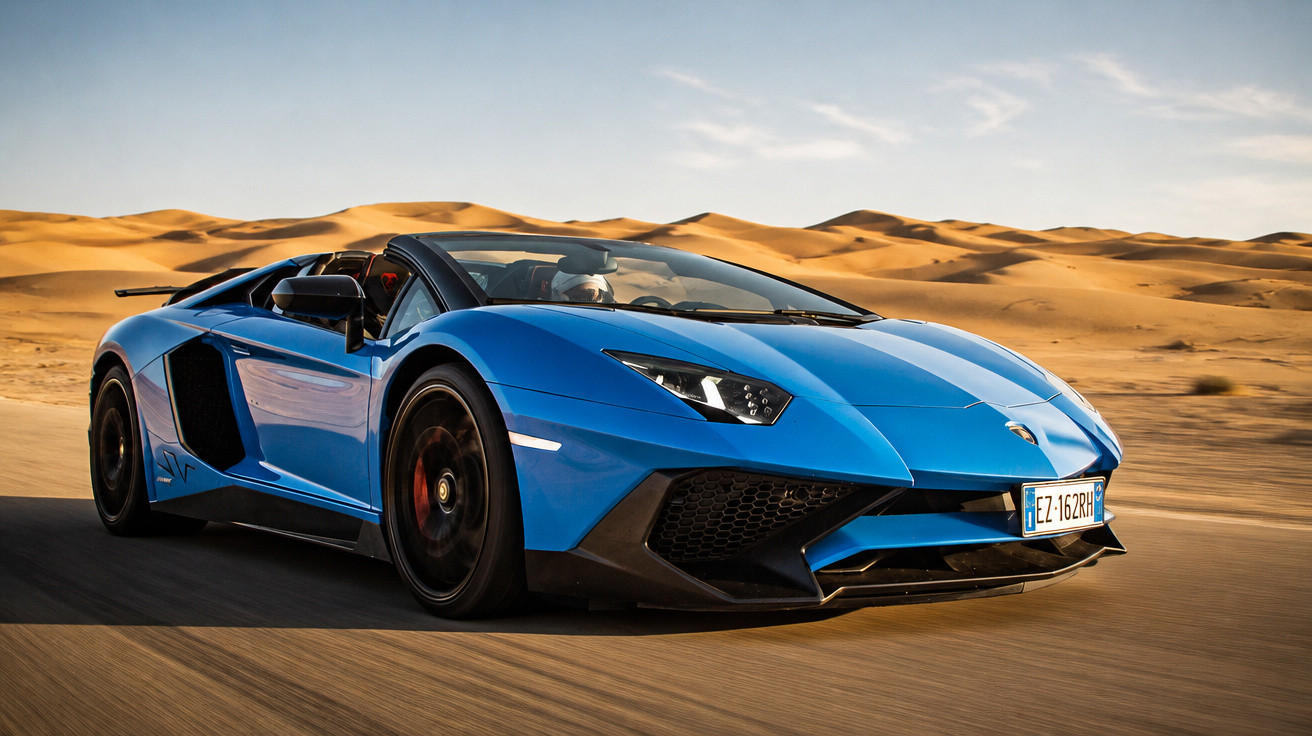 Carro esportivo conversível azul dirigido em estrada deserta com dunas de areia ao fundo.