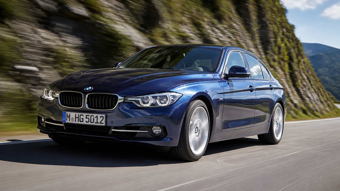 Carro azul BMW sedan circulando em estrada sinuosa com montanha rochosa ao fundo.