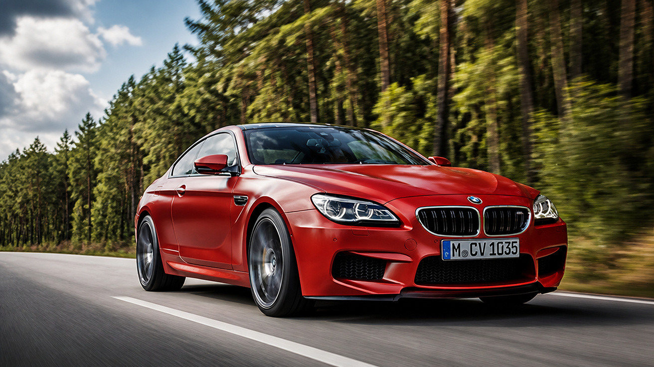 Carro esportivo vermelho BMW em alta velocidade em estrada cercada por árvores verdes.