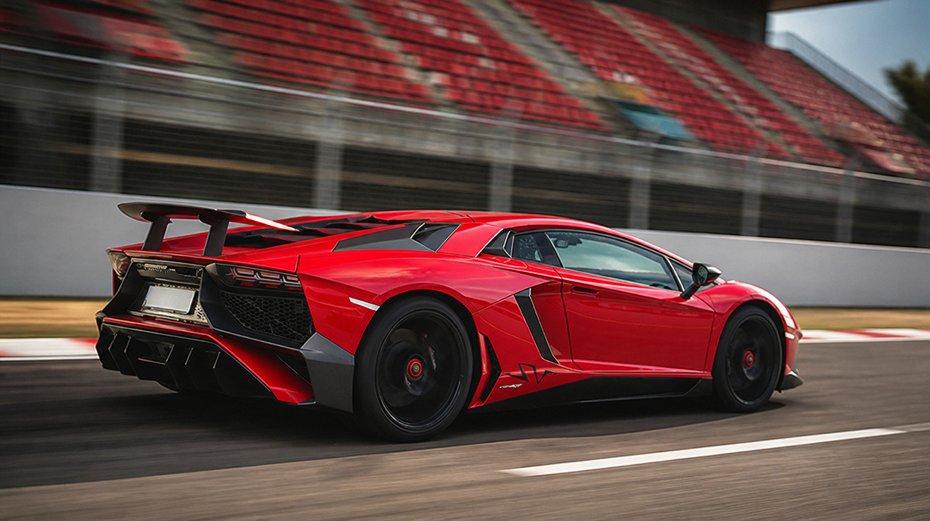 Carro esportivo vermelho com aerofólio em pista de corrida vazia, visão traseira lateral direita.