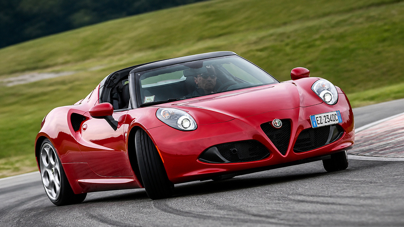 Carro esportivo vermelho Alfa Romeo 4C conversível em pista curvada com motorista.