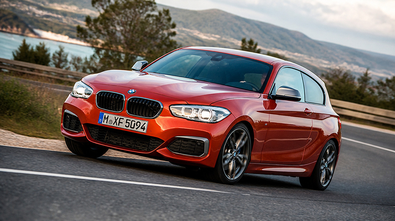 Carro hatchback BMW vermelho circulando em estrada sinuosa com montanhas e árvores ao fundo.