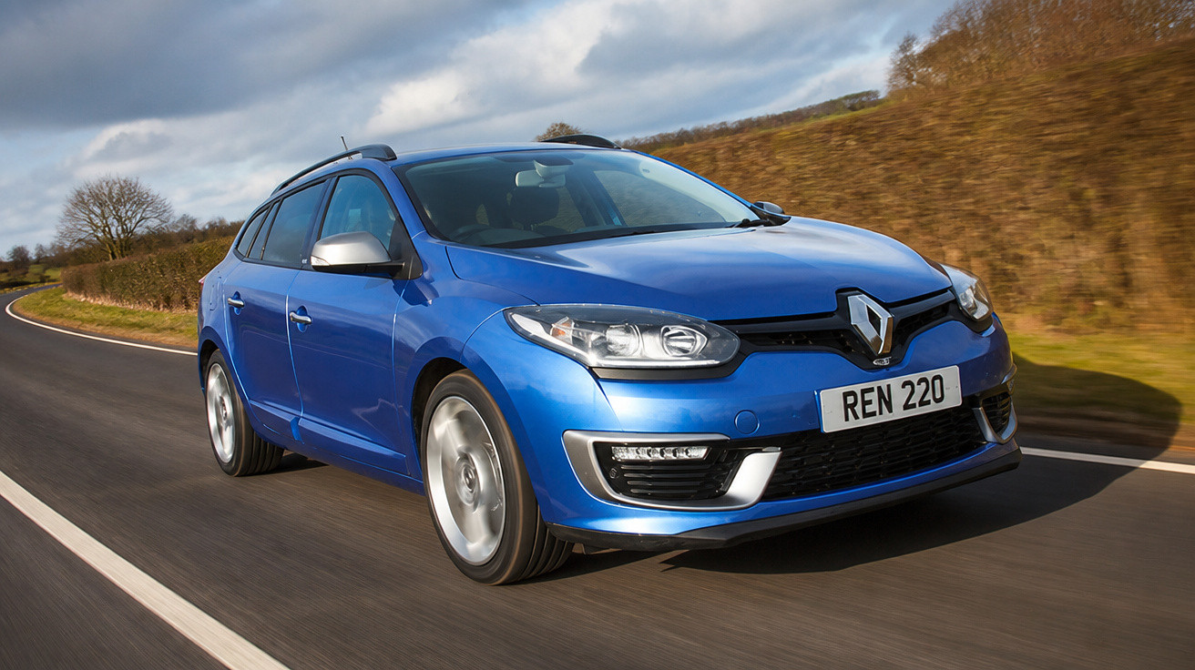 Carro azul Renault em alta velocidade em estrada asfaltada com céu nublado ao fundo.
