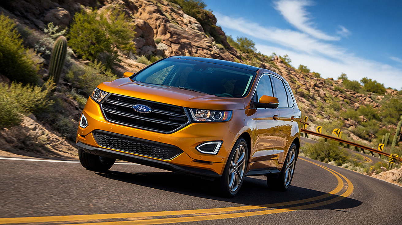 Carro SUV Ford laranja dirigindo em estrada sinuosa cercada por deserto e cactos em dia ensolarado.