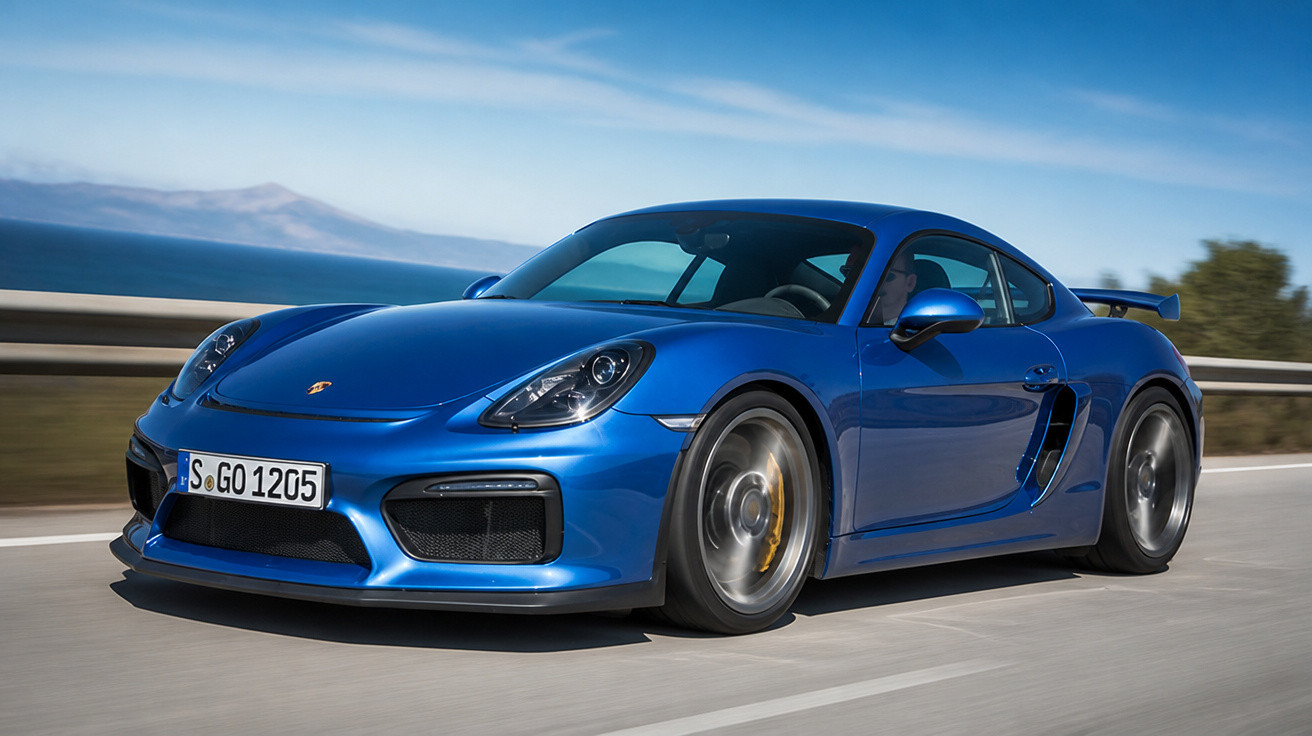 Carro esportivo azul Porsche acelerando em estrada com paisagem de montanhas ao fundo.